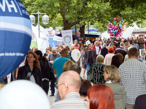 Besucherinnen und Besucher auf der Georgstraße Besucherinnen und Besucher auf der Georgstraße