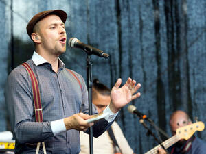 Max Mutzke singt in ein Mikrofon. Max Mutzke singt in ein Mikrofon.