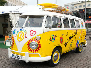 Ein VW Transporter t1 ist im Stil der Hippie-Bewegung lackiert und beschriftet. Blumen, das Friedenszeichen und weitere Symbole und Worte zieren den Lack. Ein VW Transporter t1 ist im Stil der Hippie-Bewegung lackiert und beschriftet. Blumen, das Friedenszeichen und weitere Symbole und Worte zieren den Lack.
