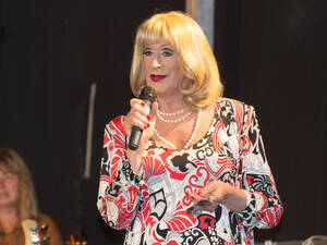 Porträtaufnahme von Travestiekünstler Ernst-Johann Reinhardt in seiner Rolle Lilo Wanders. Porträtaufnahme von Travestiekünstler Ernst-Johann Reinhardt in seiner Rolle Lilo Wanders.