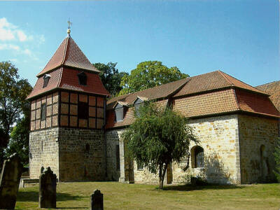 Altes Kirchengebäude mit dicken Mauern, das an eine Burg erinnern. Altes Kirchengebäude mit dicken Mauern, das an eine Burg erinnern.